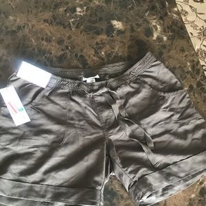 Liz Lange maternity thigh short